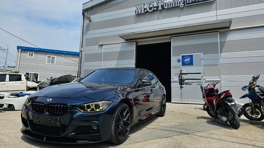 BMW 3 Seriesのカーラッピング事例|費用目安・仕上がり 施工写真 4-2