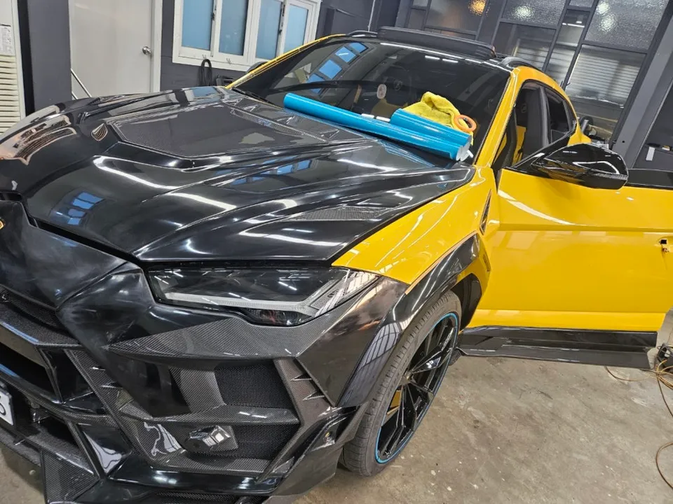 Lamborghini Urusのカーラッピング事例|マヨルカブルーの変貌 施工写真 1-1
