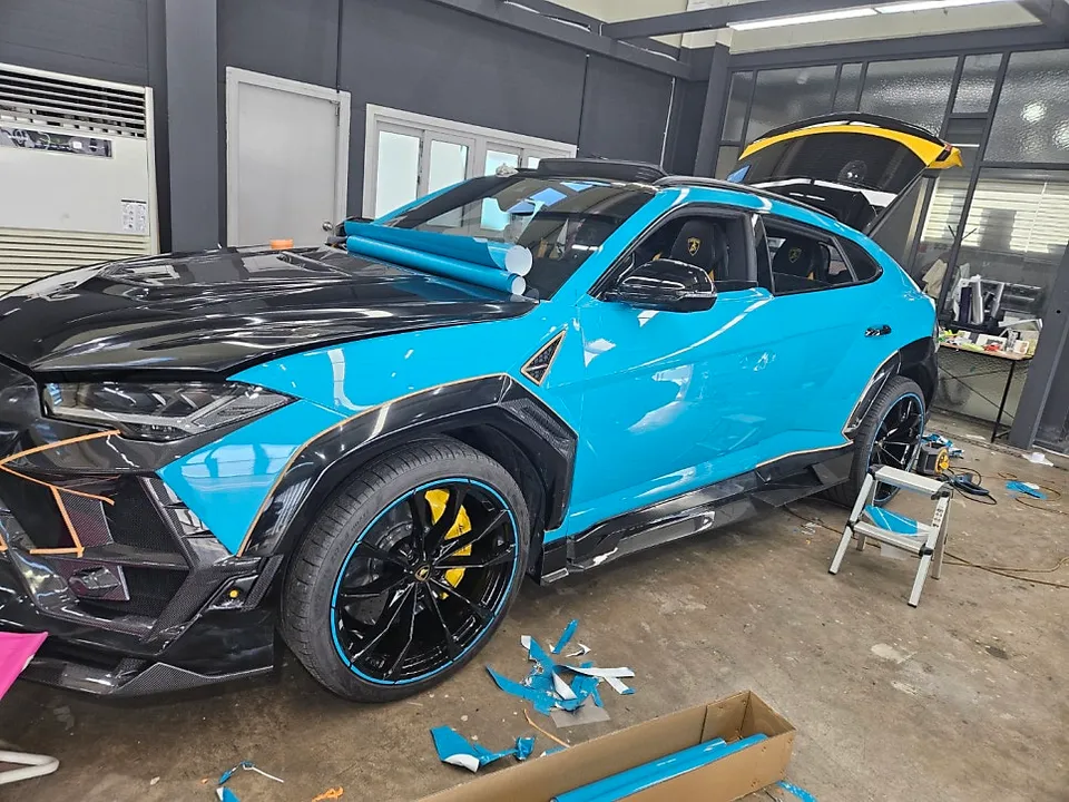 Lamborghini Urusのカーラッピング事例|マヨルカブルーの変貌 施工写真 2-1