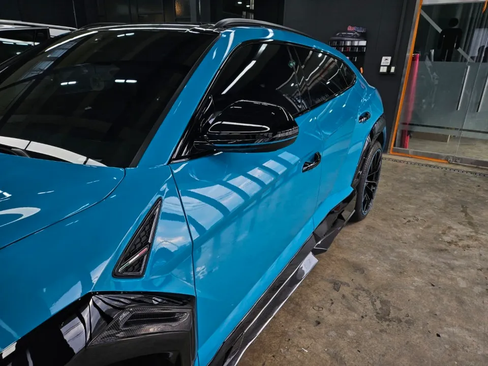 Lamborghini Urusのカーラッピング事例|マヨルカブルーの変貌 施工写真 3-1
