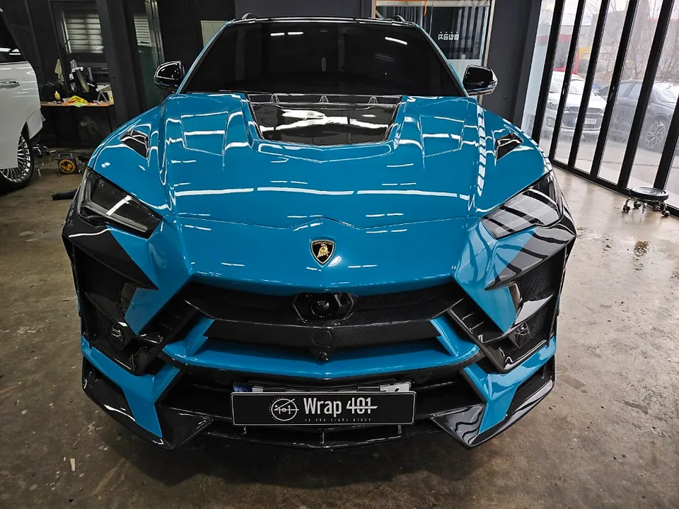 Lamborghini Urusのカーラッピング事例|マヨルカブルーの変貌 施工写真 4-1