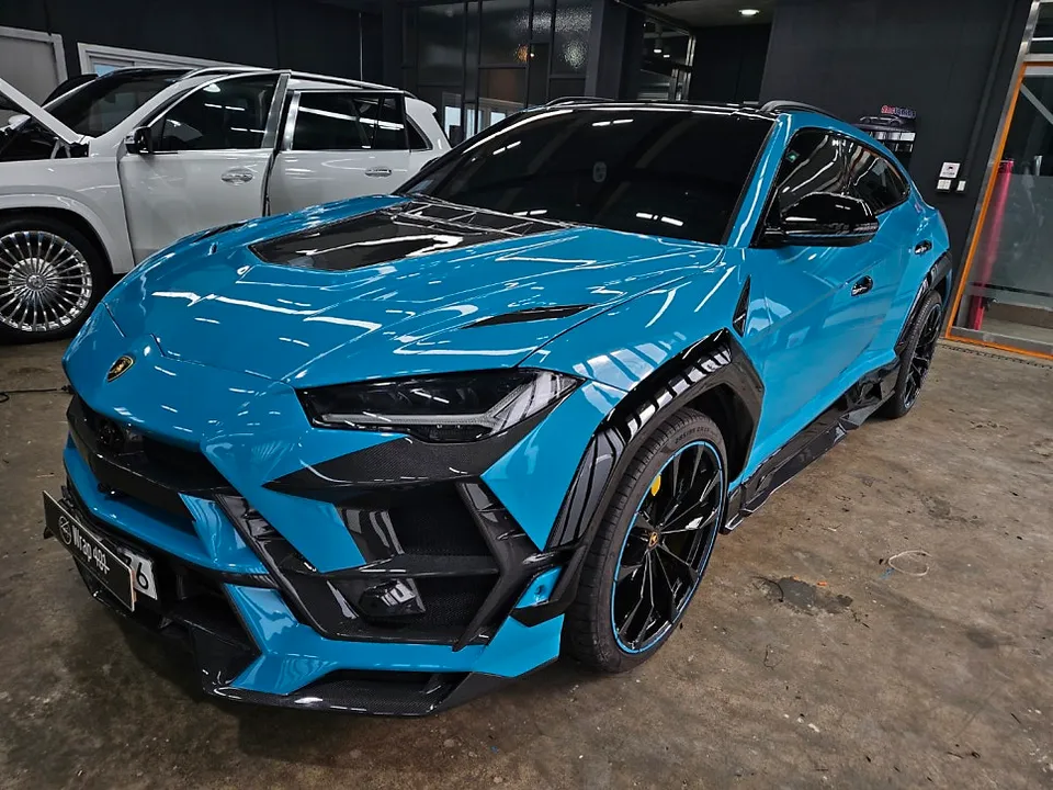 Lamborghini Urusのカーラッピング事例|マヨルカブルーの変貌 施工写真 1-2