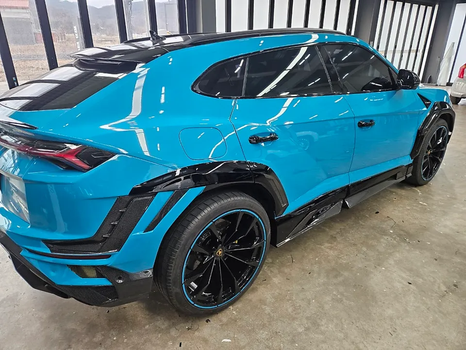 Lamborghini Urusのカーラッピング事例|マヨルカブルーの変貌 施工写真 2-2