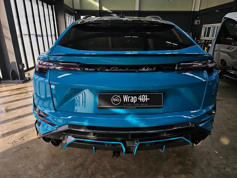 Lamborghini Urusのカーラッピング事例|マヨルカブルーの変貌 施工写真 3-2