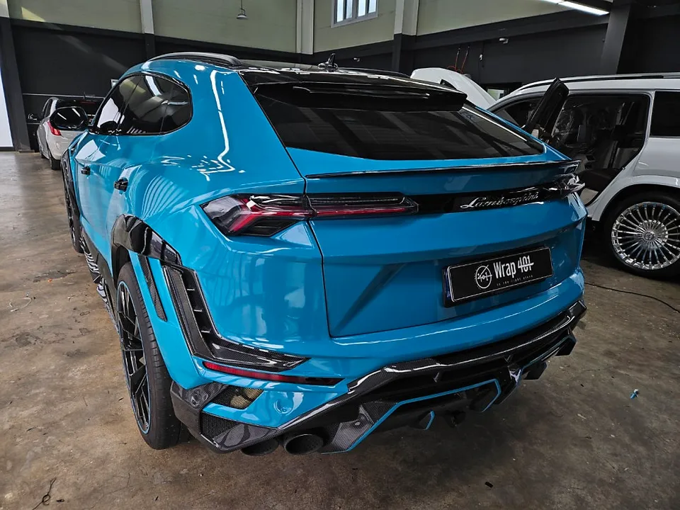 Lamborghini Urusのカーラッピング事例|マヨルカブルーの変貌 施工写真 4-2