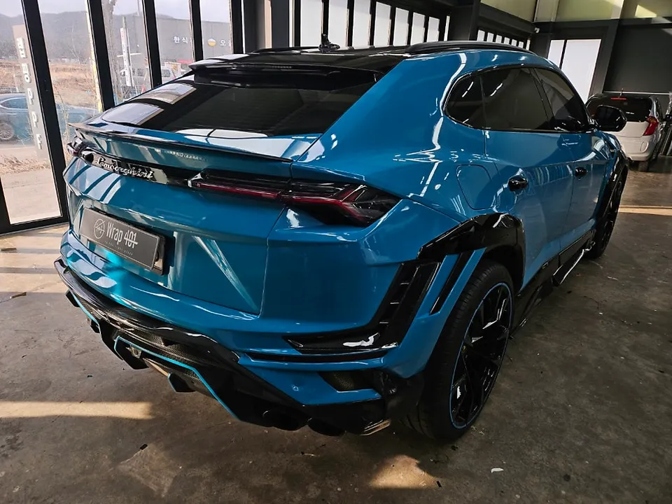 Lamborghini Urusのカーラッピング事例|マヨルカブルーの変貌 施工写真 1-3