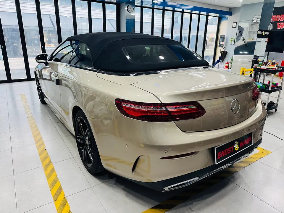 Mercedes-Benz Eクラス カブリオレのカーラッピング事例 施工写真 2-1