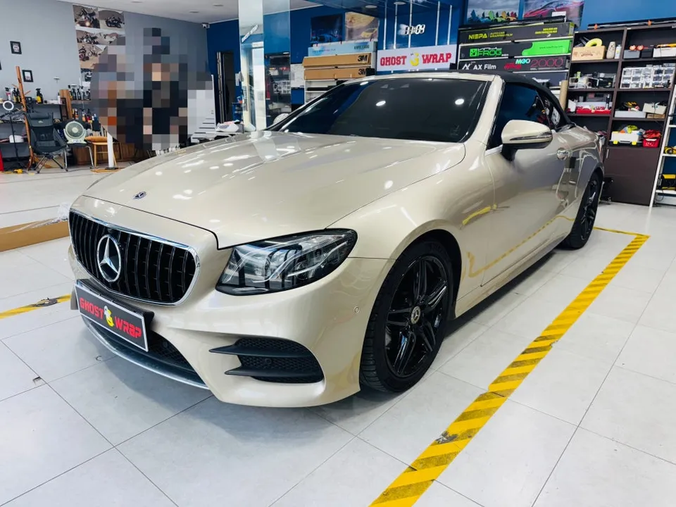Mercedes-Benz Eクラス カブリオレのカーラッピング事例 施工写真 3-1