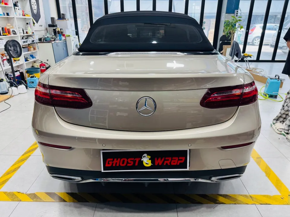 Mercedes-Benz Eクラス カブリオレのカーラッピング事例 施工写真 1-2