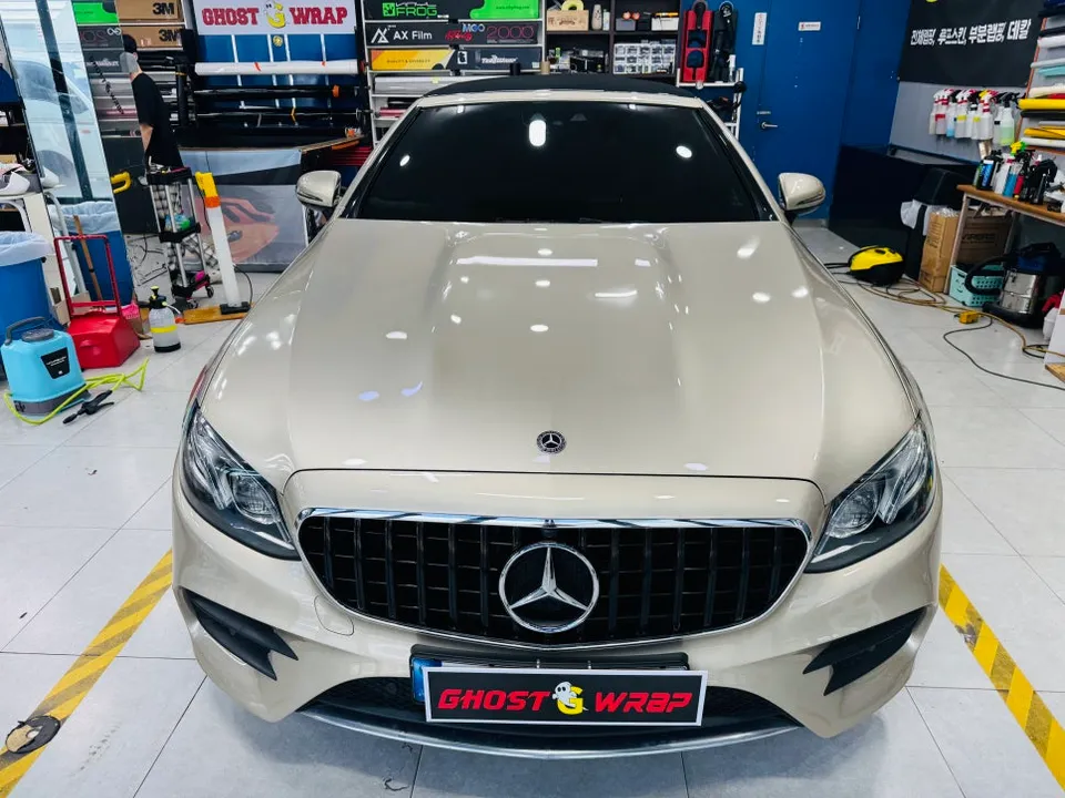 Mercedes-Benz Eクラス カブリオレのカーラッピング事例 施工写真 2-2