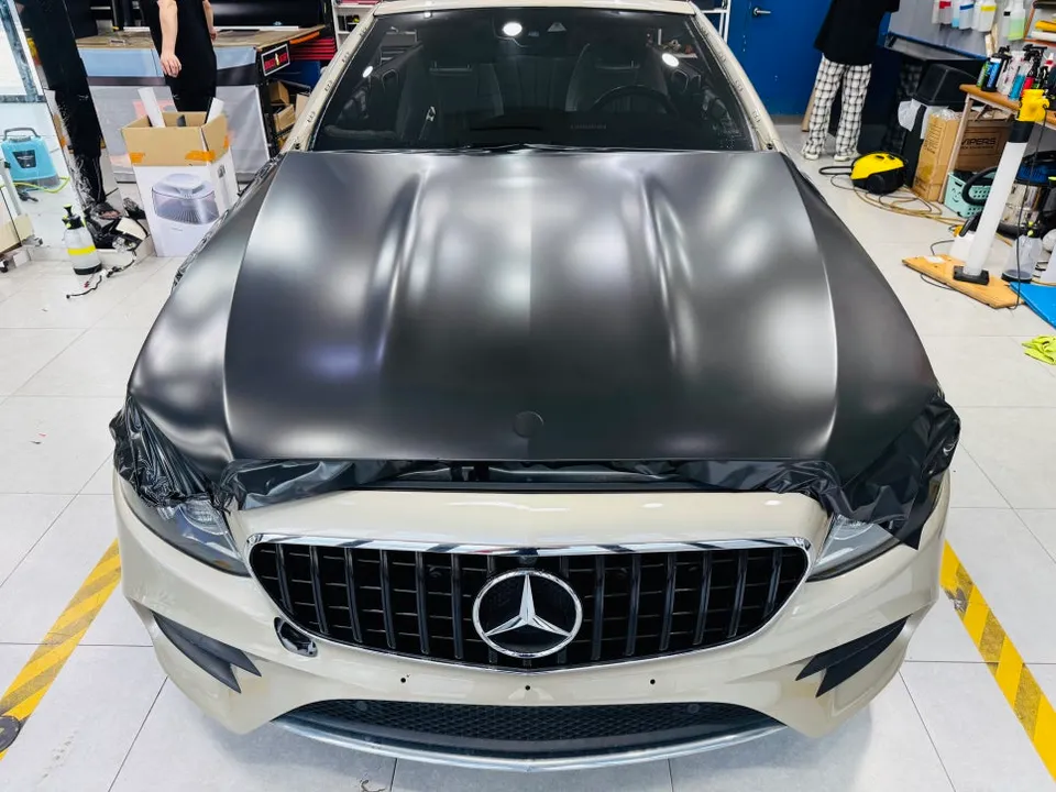 Mercedes-Benz Eクラス カブリオレのカーラッピング事例 施工写真 1-3
