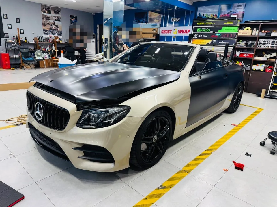 Mercedes-Benz Eクラス カブリオレのカーラッピング事例 施工写真 2-3