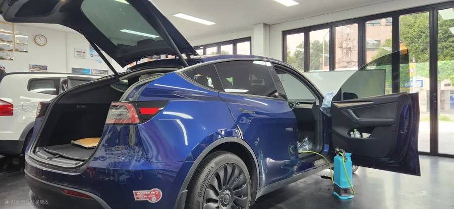 Tesla Model Y カーフィルム施工事例｜断熱・UVカット効果 施工写真 3