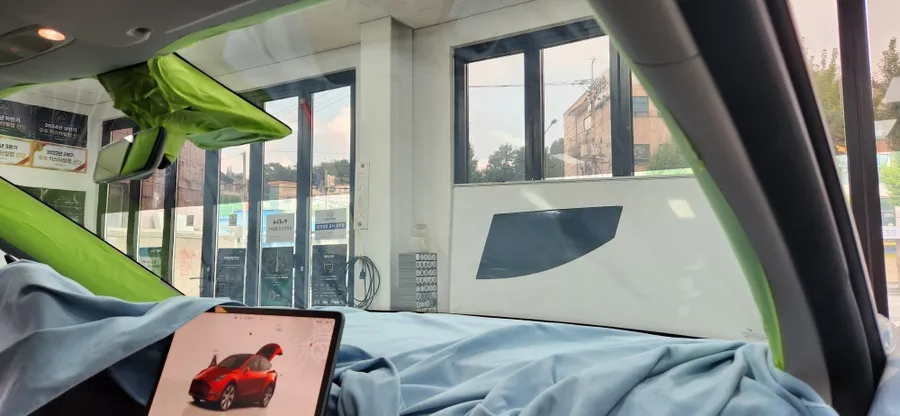 Tesla Model Y カーフィルム施工事例｜断熱・UVカット効果 施工写真 4