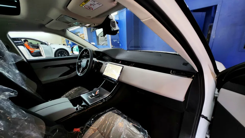 Land Rover Evoque interior customization - Land Rover Evoque Seatbelt Customization Review — Unique Interior photo 3