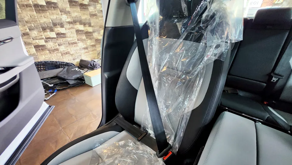 Land Rover Evoque interior customization - Land Rover Evoque Seatbelt Customization Review — Unique Interior photo 4