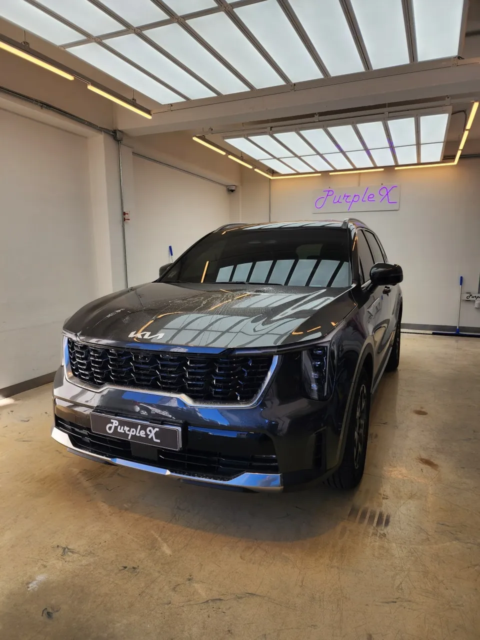 Kia Sorentoのガラスコーティング事例|石灰被害からの復旧 施工写真 2-1