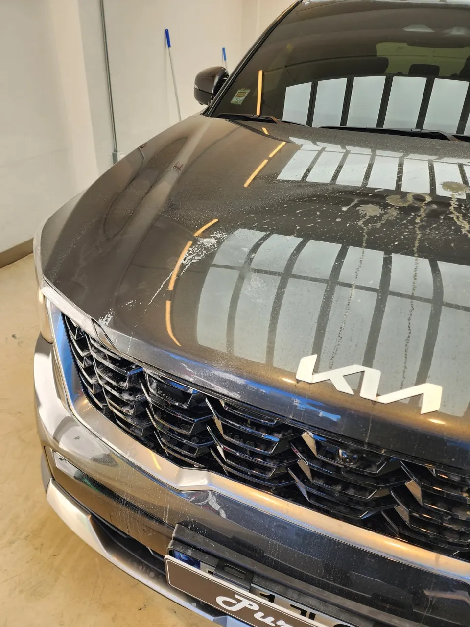 Kia Sorentoのガラスコーティング事例|石灰被害からの復旧 施工写真 1-2