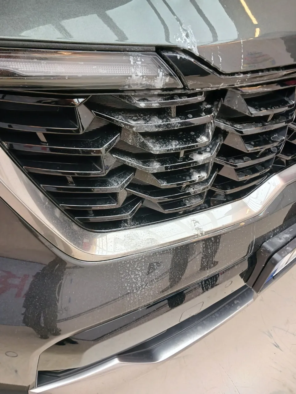 Kia Sorentoのガラスコーティング事例|石灰被害からの復旧 施工写真 1-3