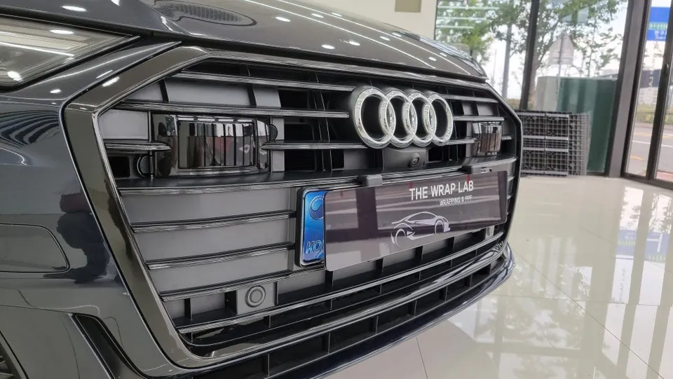 Audi A6のカーラッピング事例|クロームパーツのイメージチェンジ 施工写真 2-3
