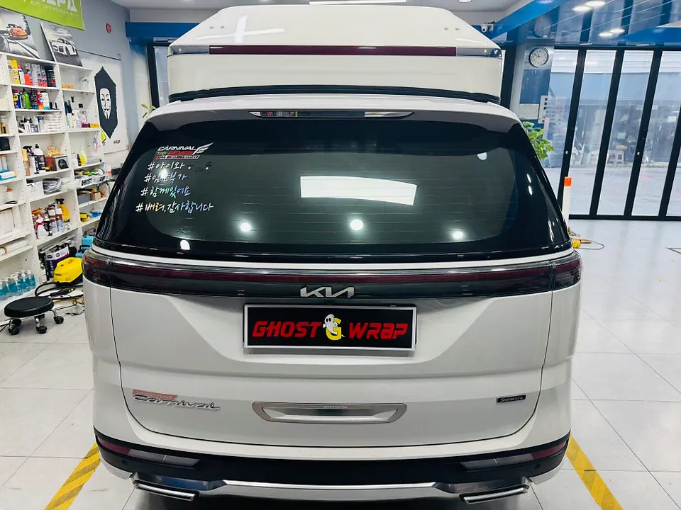 Kia Carnival Hi-Limousineのカーラッピング事例|高級感あるブラックエディション 施工写真 2-1