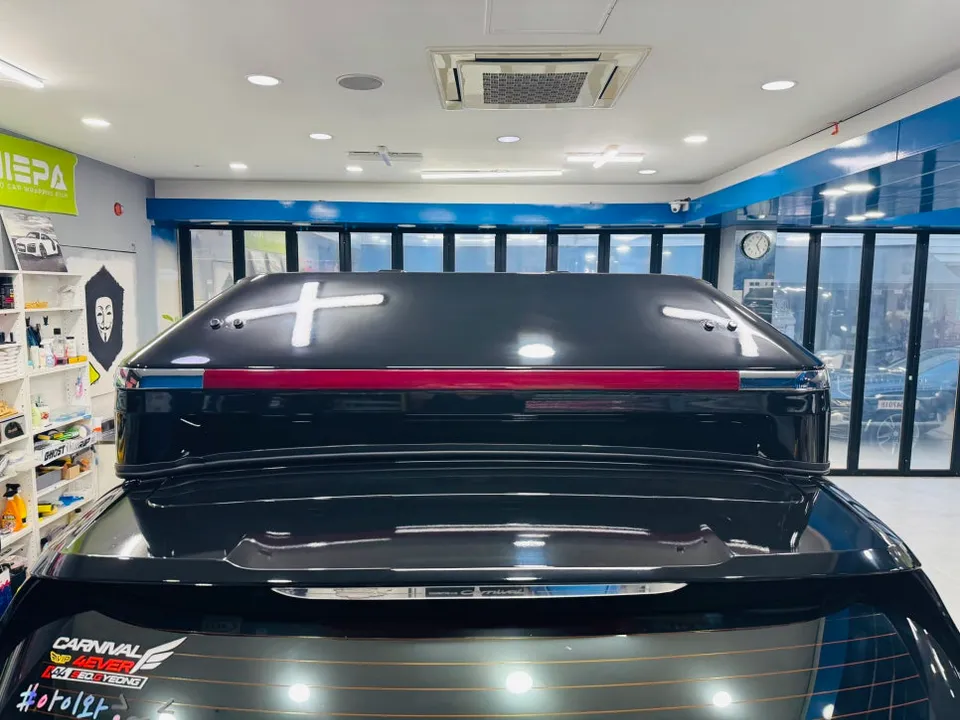 Kia Carnival Hi-Limousineのカーラッピング事例|高級感あるブラックエディション 施工写真 2-2