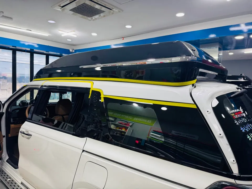 Kia Carnival Hi-Limousineのカーラッピング事例|高級感あるブラックエディション 施工写真 3-2