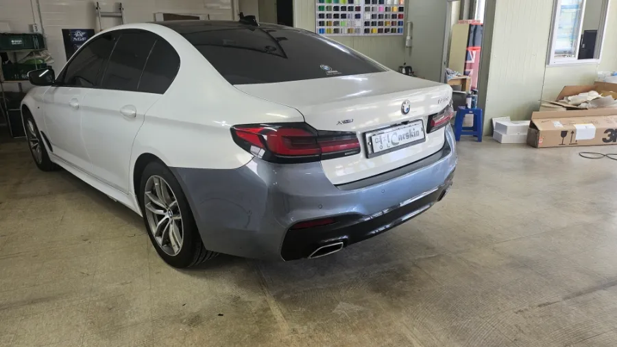 BMW 5 Series G30 カーラッピング事例:費用目安と仕上がり 施工写真 1-2