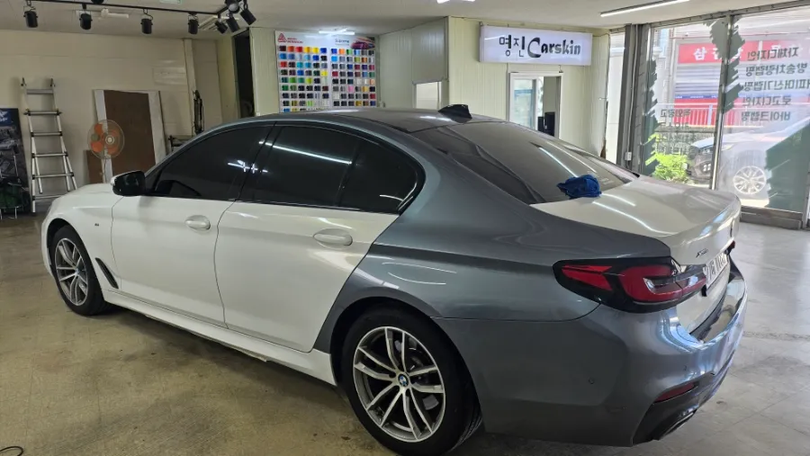 BMW 5 Series G30 カーラッピング事例:費用目安と仕上がり 施工写真 3-2