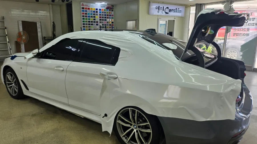 BMW 5 Series G30 カーラッピング事例:費用目安と仕上がり 施工写真 2-3
