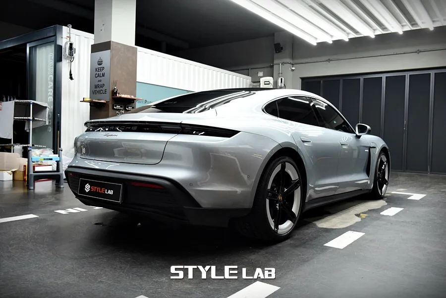 Porsche Taycan PPF施工事例：マットな質感で個性を演出 施工写真 3-1