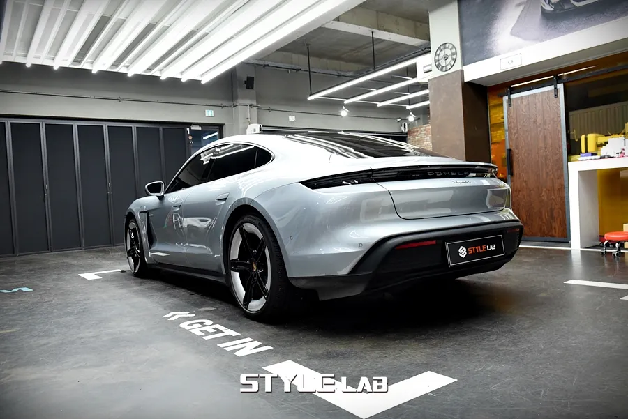 Porsche Taycan PPF施工事例：マットな質感で個性を演出 施工写真 1-2