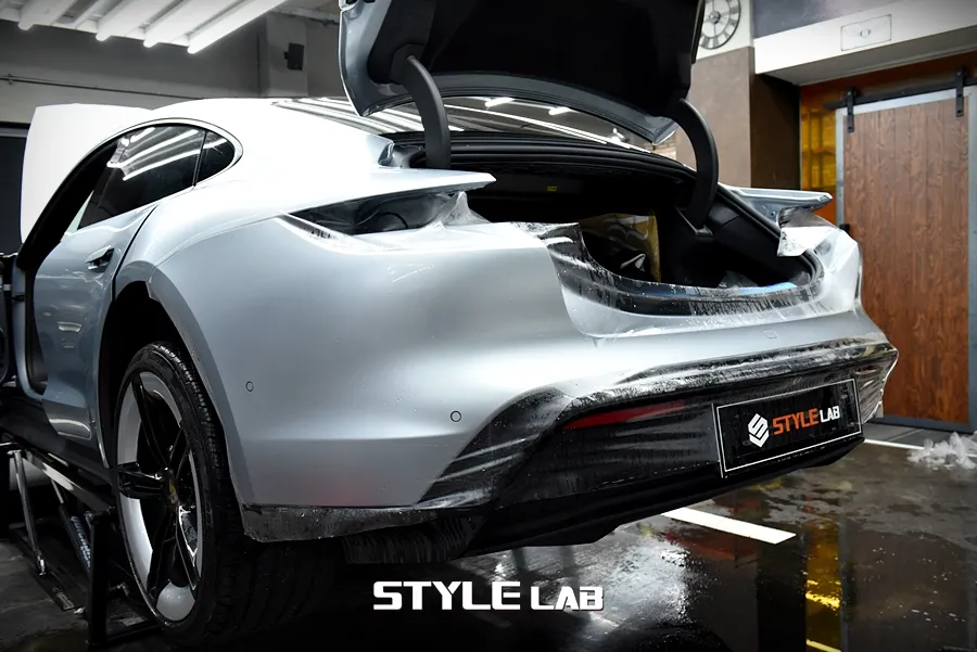 Porsche Taycan PPF施工事例：マットな質感で個性を演出 施工写真 2-2