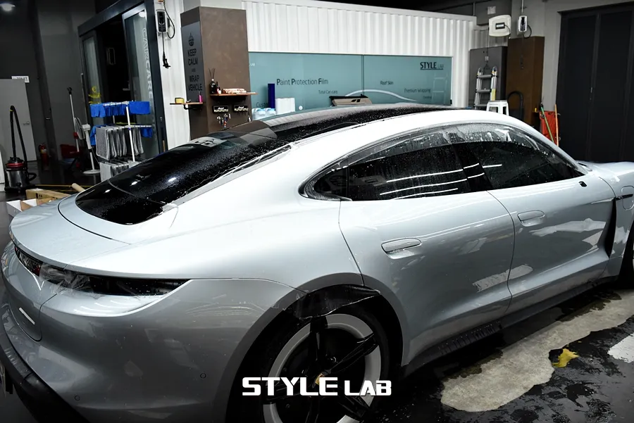 Porsche Taycan PPF施工事例：マットな質感で個性を演出 施工写真 3-2
