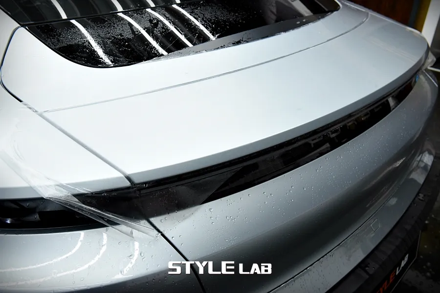 Porsche Taycan PPF施工事例：マットな質感で個性を演出 施工写真 2-3