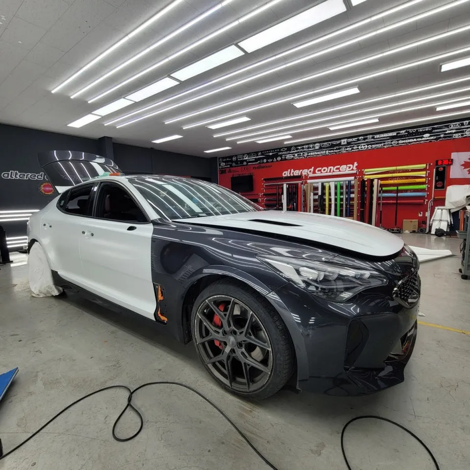 Kia Stingerのカーラッピング事例|費用目安・仕上がり 施工写真 1-3