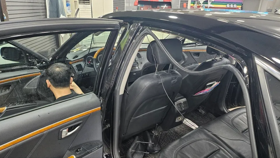 BMW i5のドライブレコーダー取付事例 施工写真 4-1