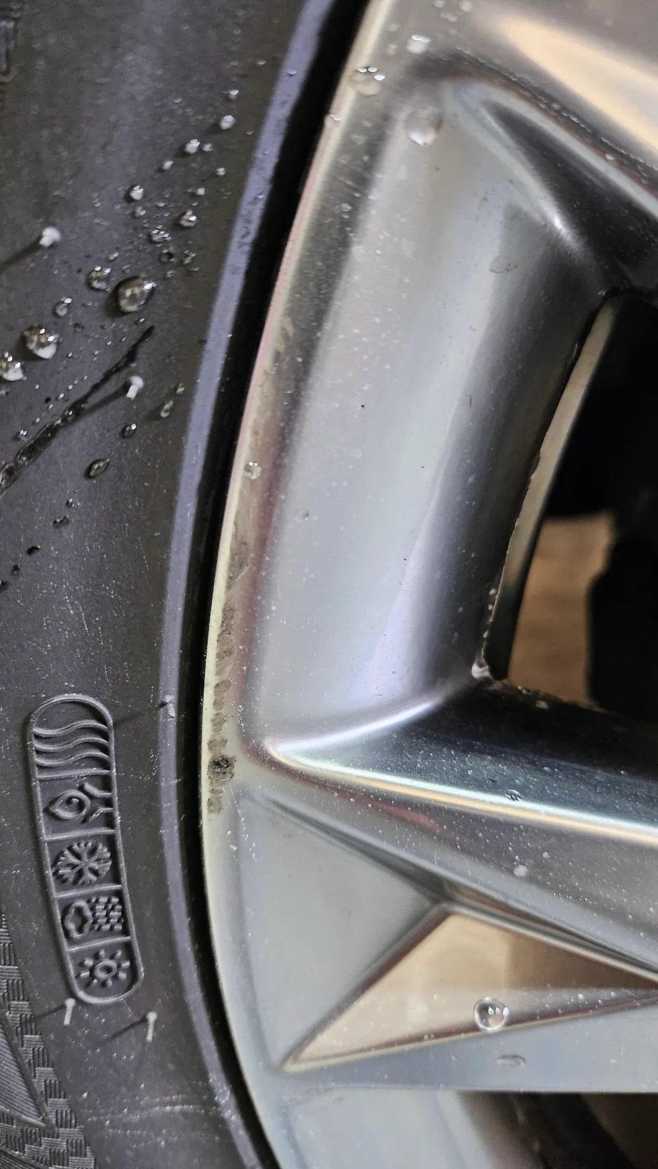 Hyundai Azeraのホイールリペア・塗装事例 施工写真 4