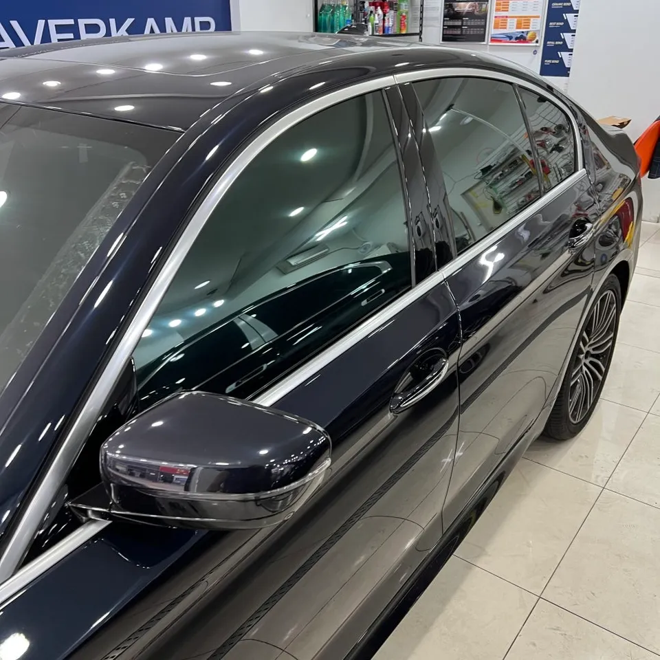 BMW 5 Series G30のカーラッピング事例：クローム除去で激変 施工写真 2-1