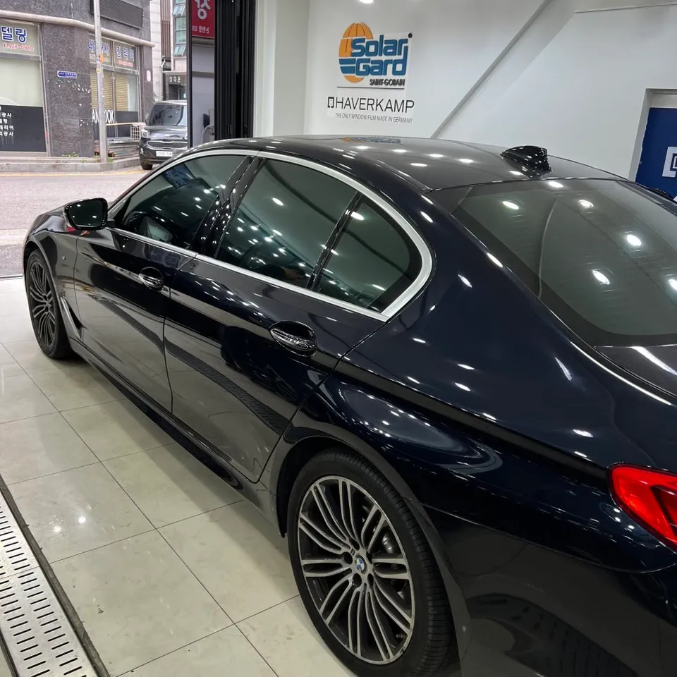 BMW 5 Series G30のカーラッピング事例：クローム除去で激変 施工写真 3-1