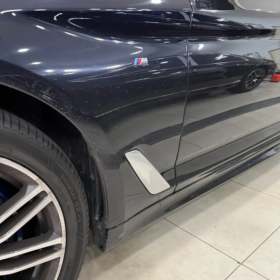 BMW 5 Series G30のカーラッピング事例：クローム除去で激変 施工写真 1-2