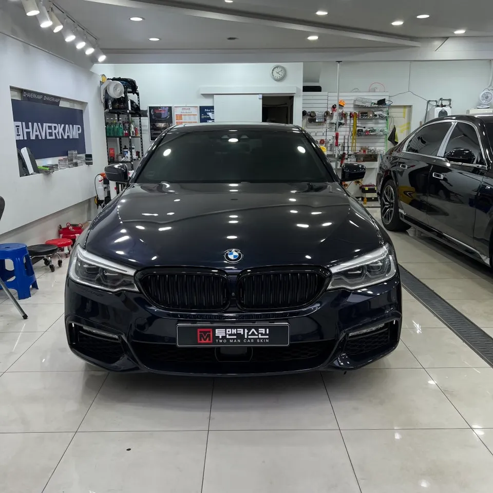BMW 5 Series G30のカーラッピング事例：クローム除去で激変 施工写真 3-2