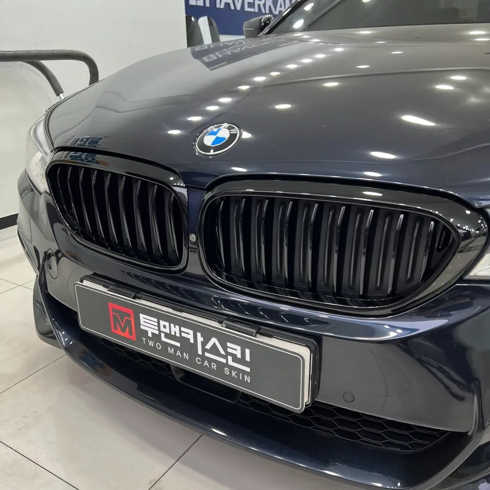 BMW 5 Series G30のカーラッピング事例：クローム除去で激変 施工写真 1-3