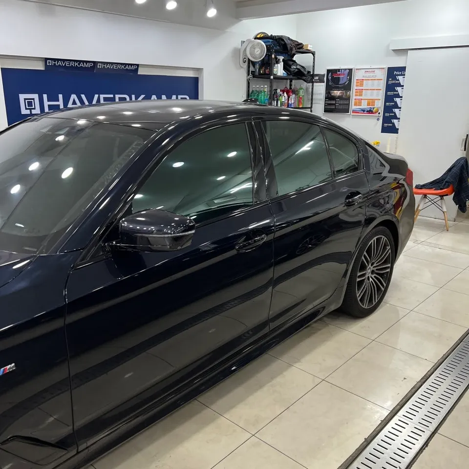 BMW 5 Series G30のカーラッピング事例：クローム除去で激変 施工写真 2-3