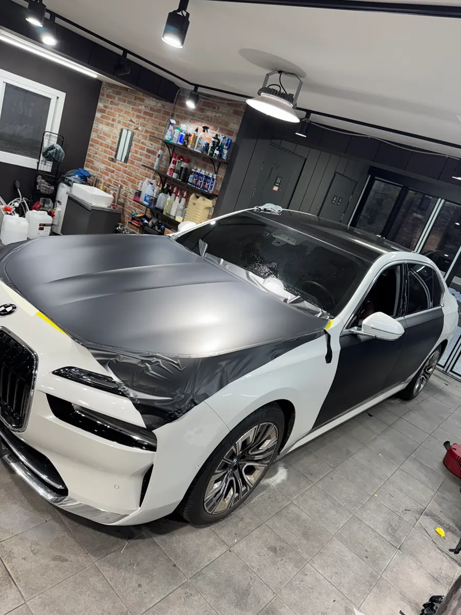 BMW 7 Series vinyl wrap - BMW 7 Series Vinyl Wrap Review: Matte Black Transformation photo 3