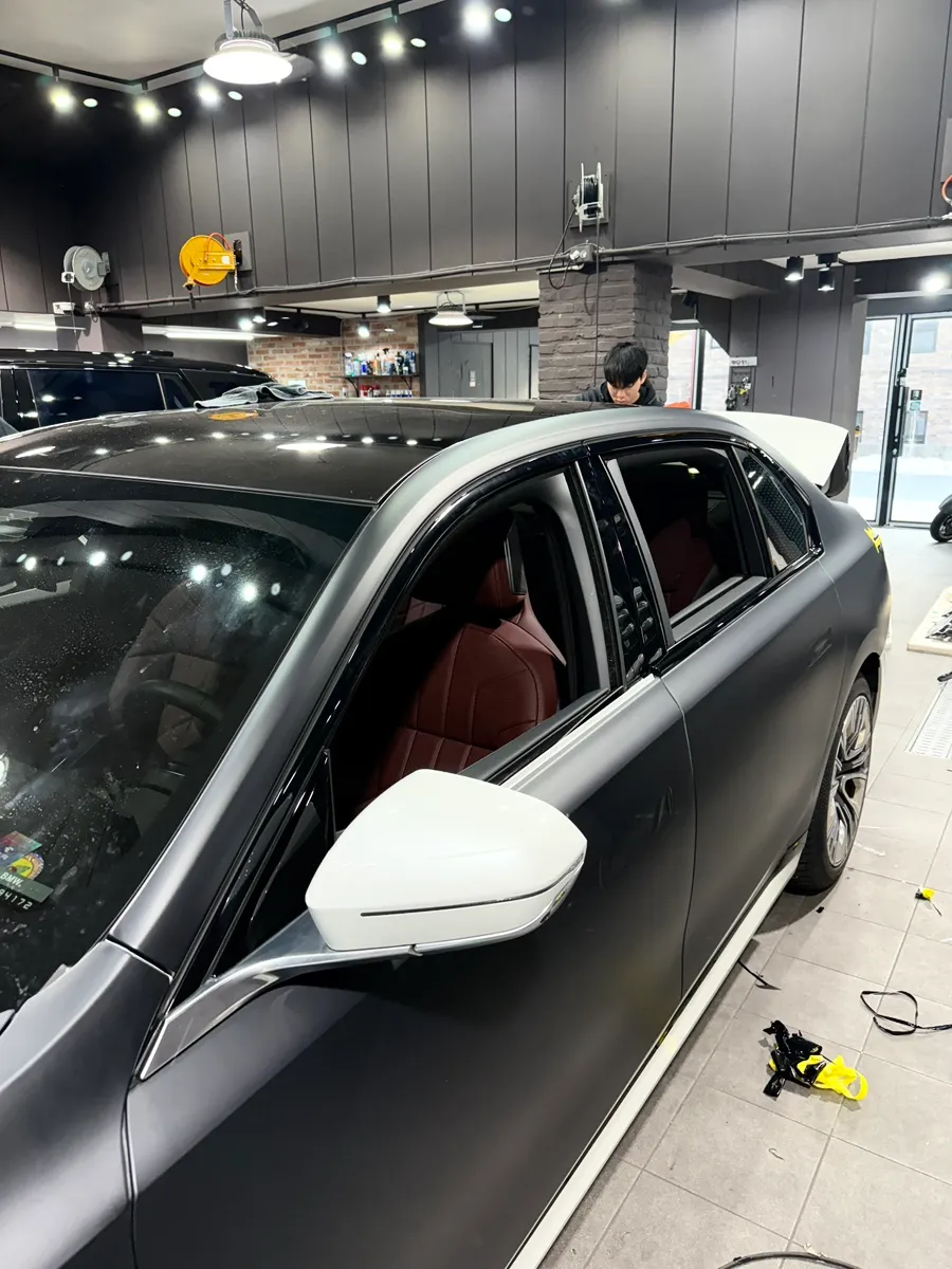 BMW 7 Series vinyl wrap - BMW 7 Series Vinyl Wrap Review: Matte Black Transformation photo 6