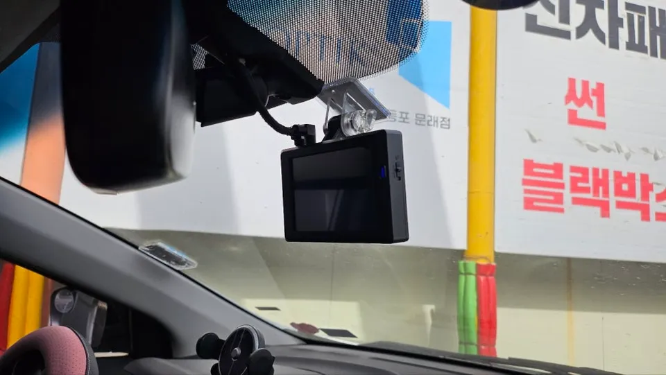 BMW X7のドライブレコーダー取付事例 施工写真 4-2