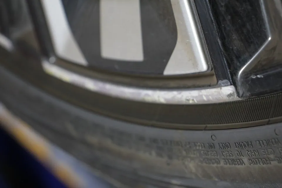 BMW i5 wheel repair - BMW i5 Wheel Repair Review: Powder Coating for Deep Damage photo 2