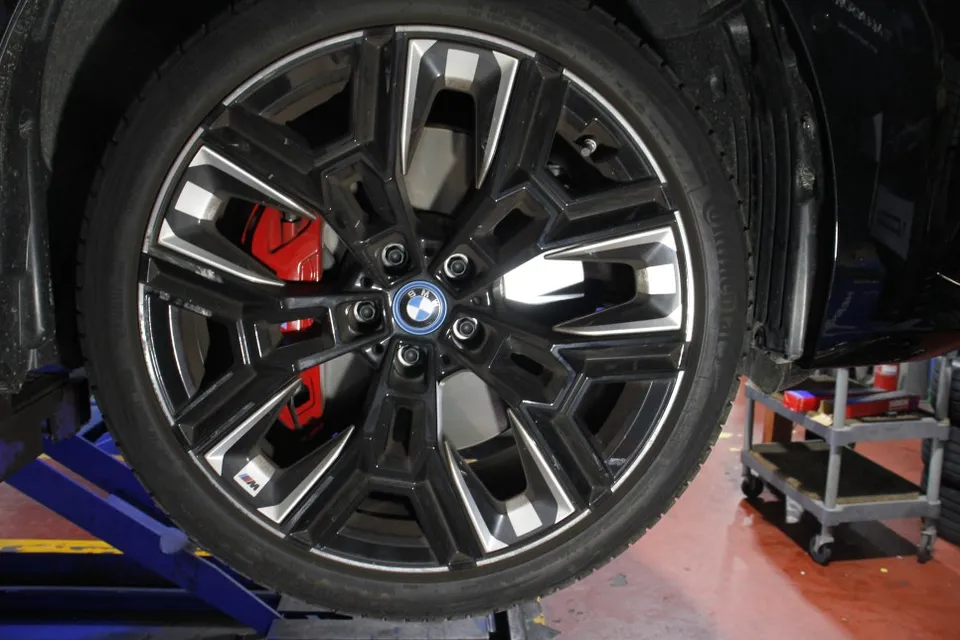 BMW i5 wheel repair - BMW i5 Wheel Repair Review: Powder Coating for Deep Damage photo 3