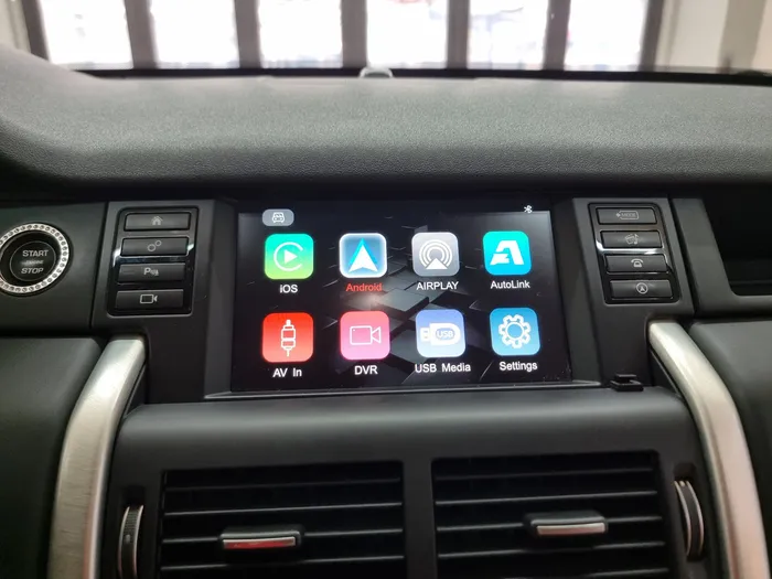 Land Rover Discovery SportのAndroid Auto・CarPlay取付事例 写真